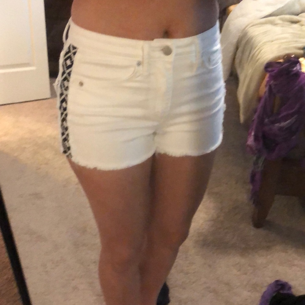 Cute high waisted white shorts with side pattern